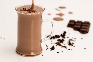 Batido de proteína, mantequilla de mani y chocolate