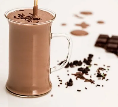 Batido de proteína, mantequilla de mani y chocolate