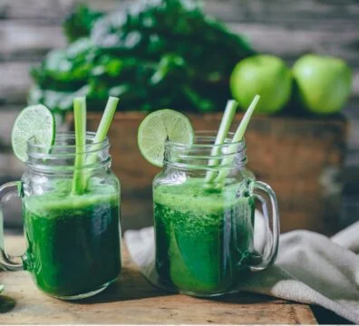 Batido verde con proteína vegetal, spirulina, moringa y té matcha