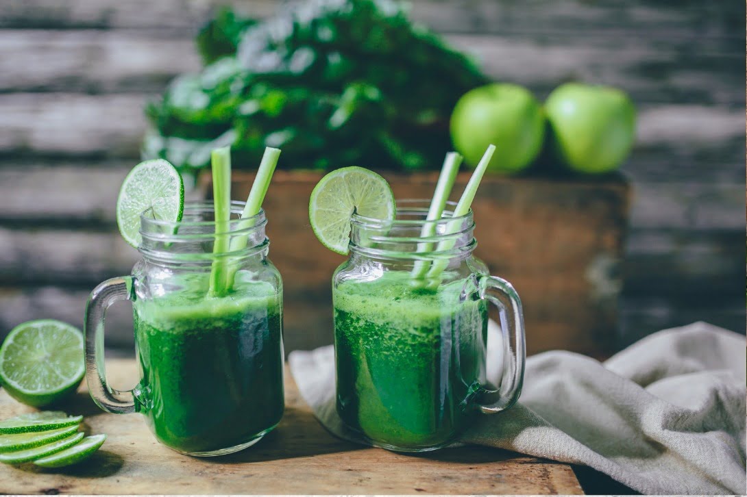 Batido verde con proteína vegetal, spirulina, moringa y té matcha